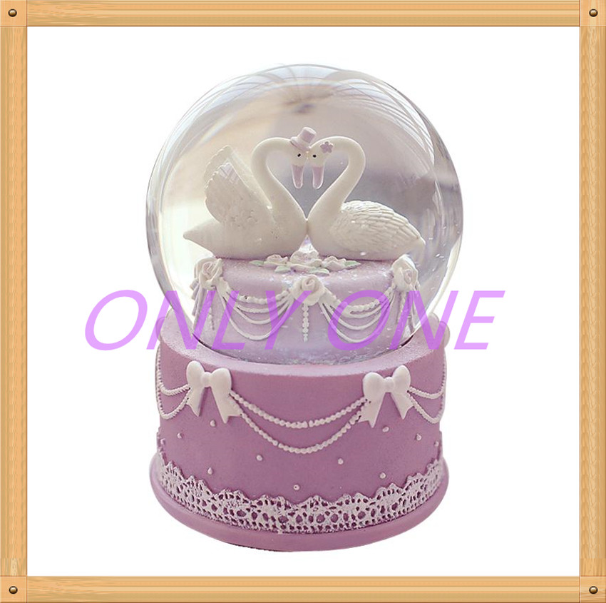 65MMSwansnowglobe